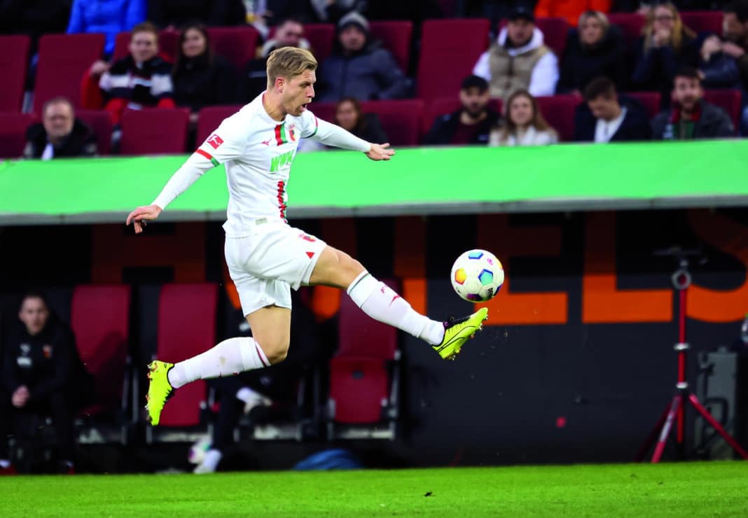 Starke Ballkontrolle: Arne Maier beim Spiel des FC Augsburg gegen RB Leipzig. Foto: Krieger