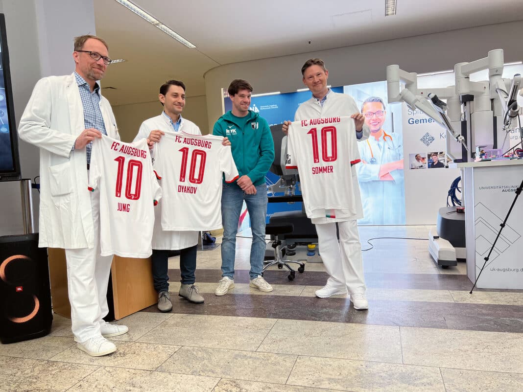 Von links: Dr. Thomas Jung, Svetoslav Dyakov, Raphael Framberger, Dr. Florian Sommer vor dem DaVinci®-Roboter.
