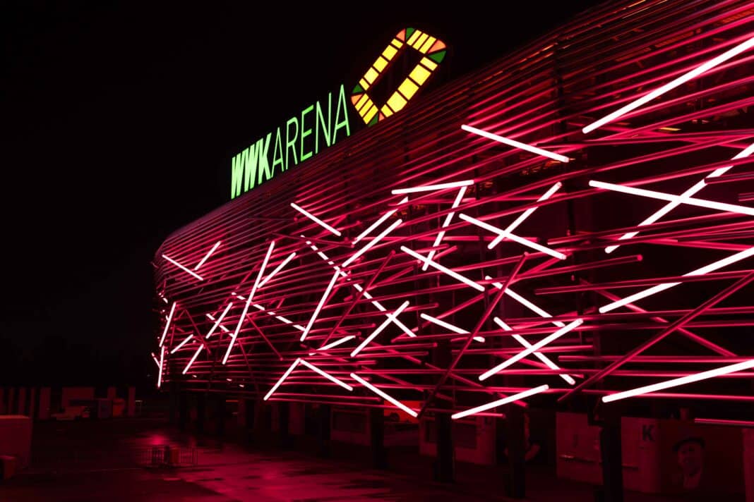 Die WWK-Arena des FC Augsburg leuchtet rot.