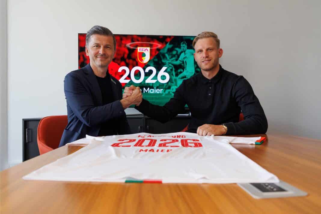 Der FC Augsburg um Sportdirektor Marinko Jurendic verlängert den Vertrag von Arne Maier (re.). Bildquelle: FCA