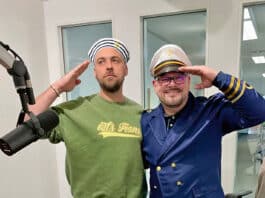 „Krabbenkutter“-Kapitän Sven Häberle (re.) startet seinen Promi-Podcast mit „Leichtmatrose“ und Soul-Star Max Mutzke.