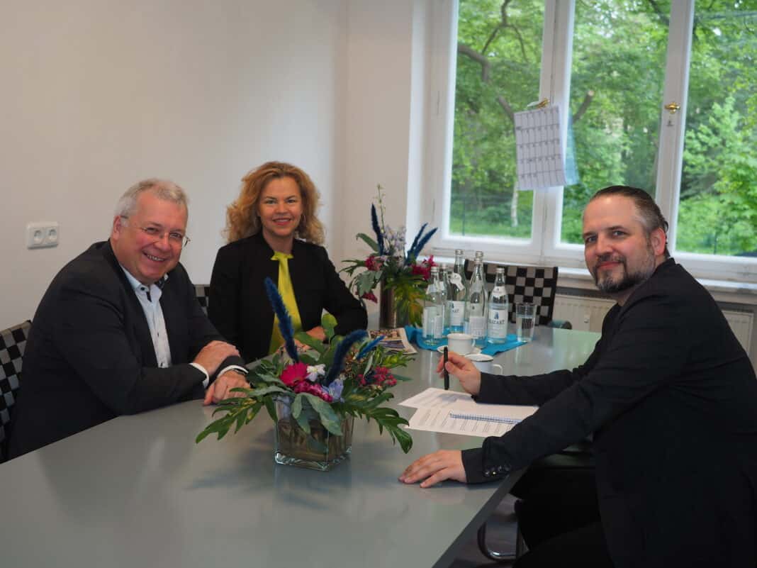 CSU-Politiker Markus Ferber im Gespräch mit Geschäftsführerin Anja Marks-Schilffarth und dem stellv. Chefredakteur Marc Kampmann.