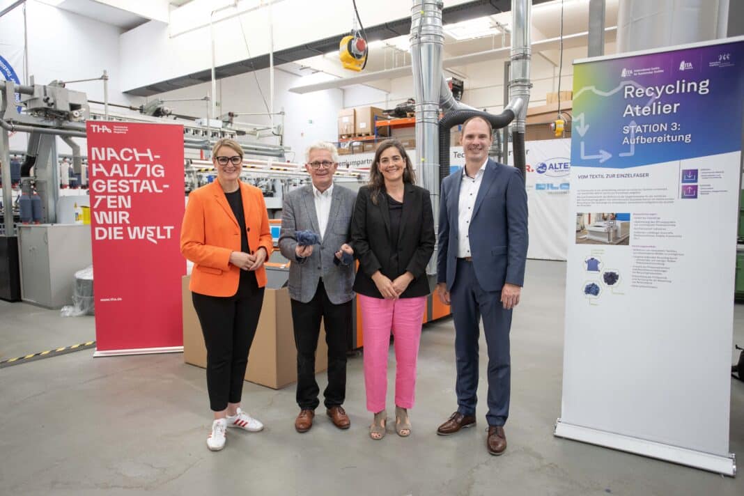 Augsburgs OB Eva Weber, Prof Dr.-Ing. Stefan Schlichter, Prof. Dr. Nadine Warkotsch und Prof. Dr. Frank Danzinger bei einer Informationsveranstaltung zum Projekt „Circular Textiles“ im Recycling Atelier Augsburg (v.li.). Foto: Matthias Leo/THA