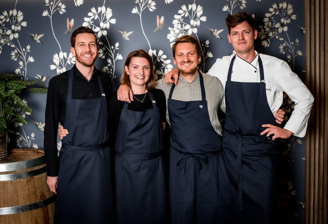 Michael Hien (Serviceleitung), Stefanie Kreisi, Franz Kreisi, Simon Meinecke (Sous Chef) heißen euch im Schillers herzlich willkommen.