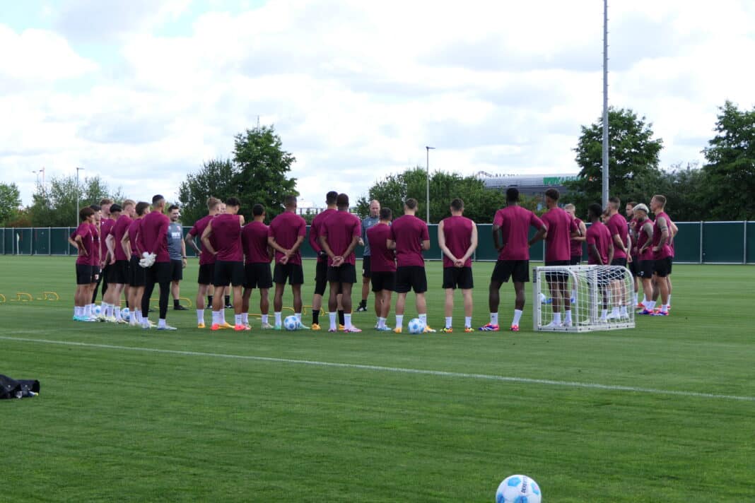 Trainingsauftakt beim FC Augsburg. Jess Thorup versammelt das Team um sich.