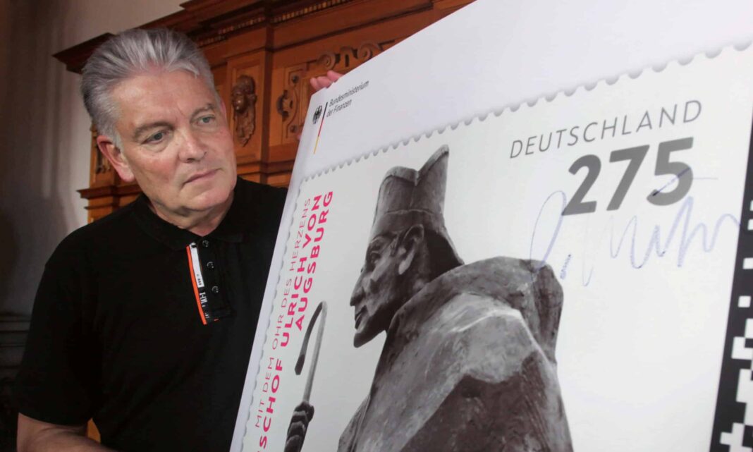 Ulrich Wagner mit „seiner“ neuen Ulrichs-Briefmarke.