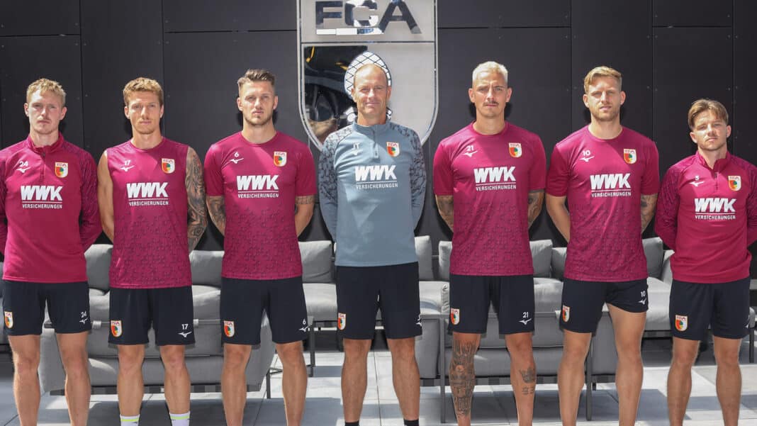 FCA bestimmt Kapitäne und Mannschaftsrat. V.l.: Fredrik Jensen, Kristijan Jakic, Jeffrey Gouweleeuw, Jess Thorup, Phillip Tietz, Arne Maier und Mads Pedersen.