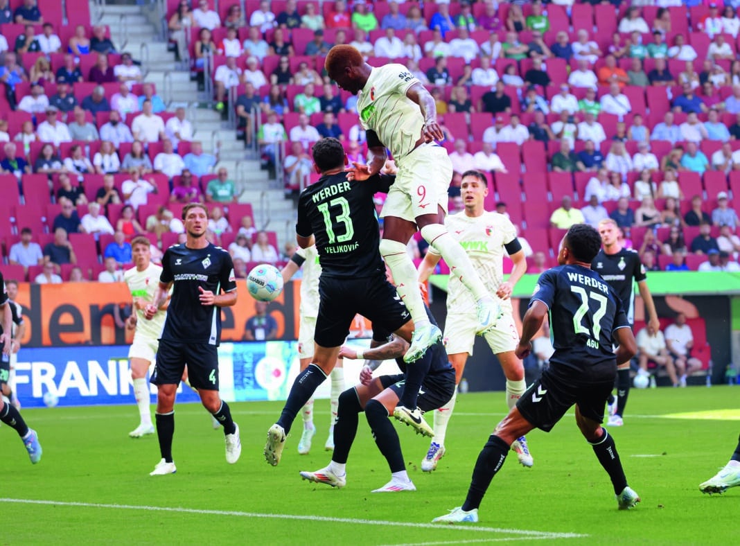 Samuel Essende traf in der ersten Hälfte gleich doppelt für den FC Augsburg gegen Werder Bremen. Foto: Krieger