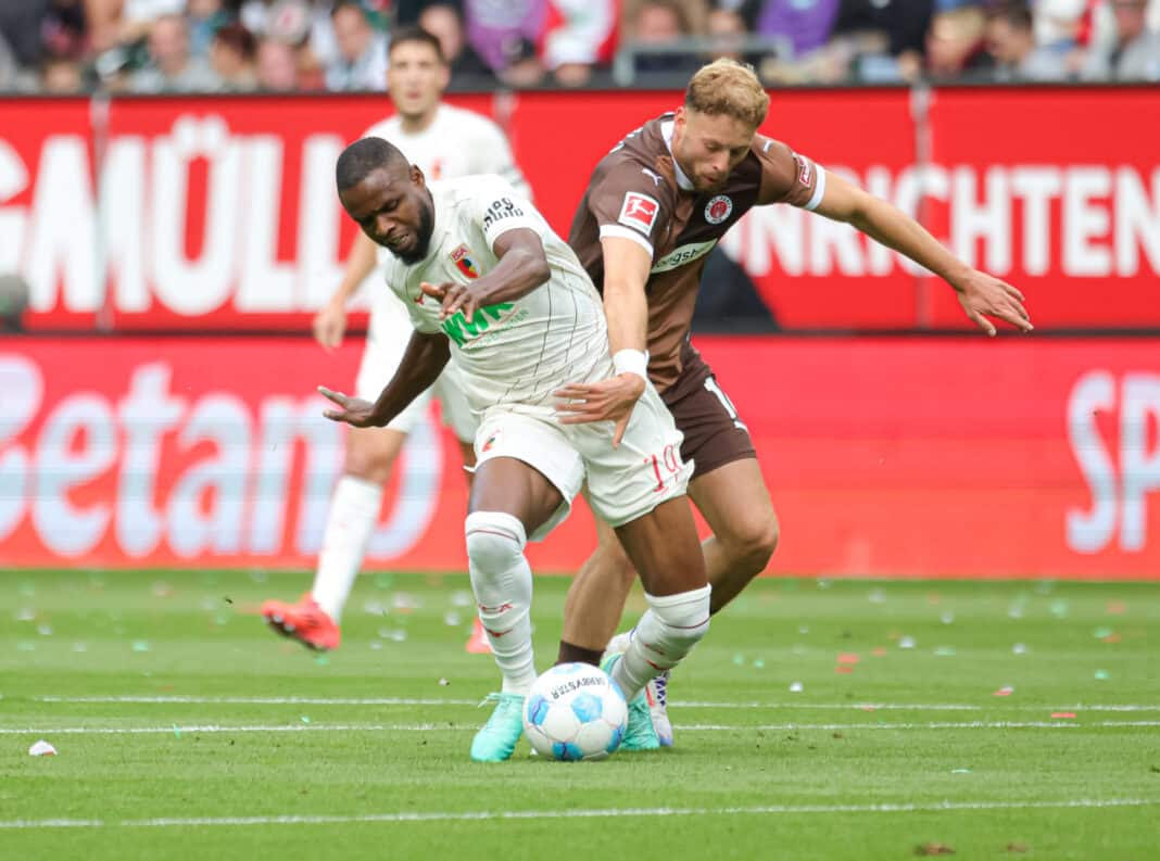 Frank Onyeka zeigte gegen St. Pauli ein vielversprechendes Bundesliga-Debüt. Hier im Duell mit Carlo Boukhalfa (re.)Foto: Krieger