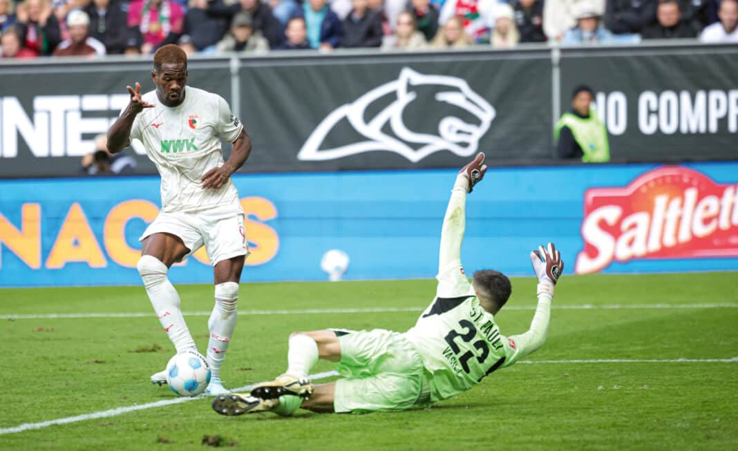 Noch nicht jeder Schuss ein Treffer: Gegen St. Pauli ließ Samuel Essende (li.) eine Riesen Chance zum 1:0 ungenutzt – machte aber nichts, der FCA gewann gegen den Aufsteiger dennoch mit 3:1.Fotos: Krieger