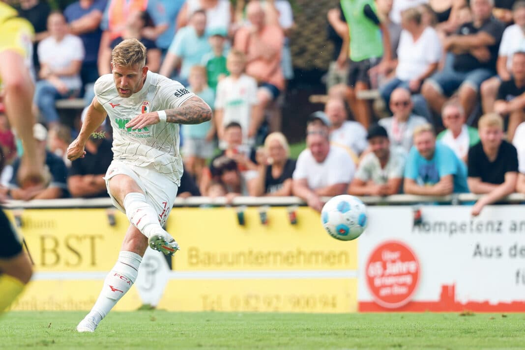 Der FC Augsburg um Arne Maier feiert den ersten Sieg der Saison gegen St. Pauli.