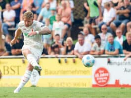 Der FC Augsburg um Arne Maier feiert den ersten Sieg der Saison gegen St. Pauli.