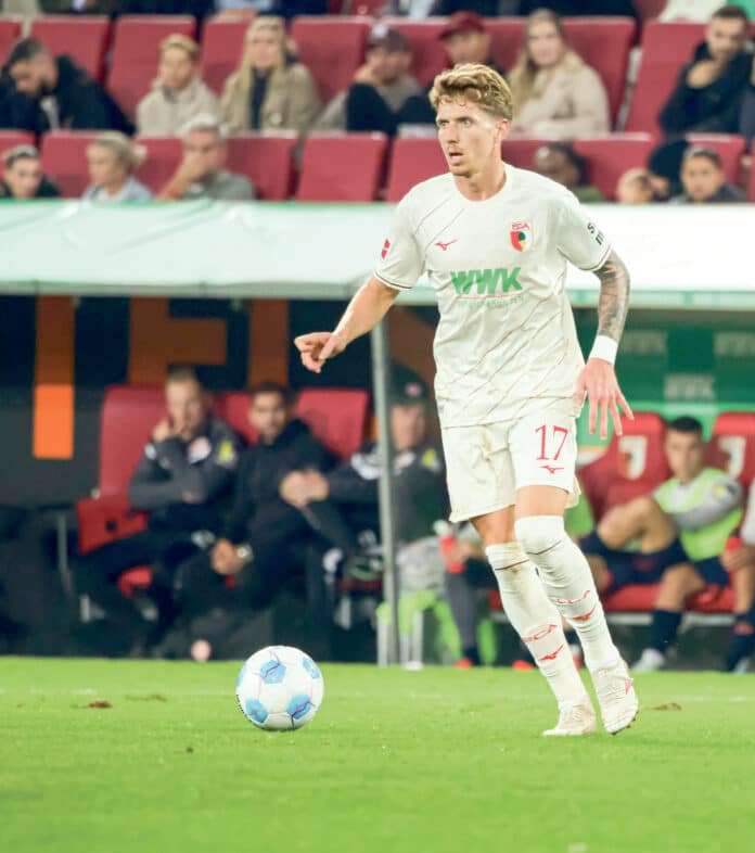 Auch Kristijan Jakic schaffteb es nicht die Niederlage des FC Augsburg gegen den VfB Stuttgart zu verhindern. Foto: Krieger