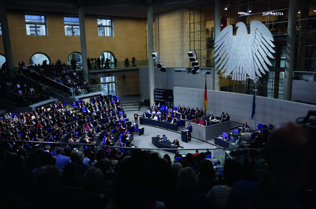 Gut ein halbes Jahr früher als geplant wird nach dem Aus der Ampelkoalition aus SPD, Grünen und FDP voraussichtlich am 23. Februar 2025 der neue deutsche Bundestag gewählt. Mit dabei wollen auch die Augsburger Abgeordneten wieder sein.