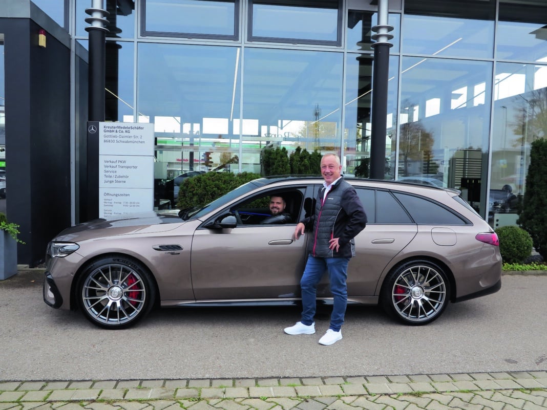 Einweisung vom Profi: AJ-Redakteur Johannes Kaiser (li.) beim Test des neuen Mercedes-AMG E 53 Hybrid mit MedeleSchäfer-Verkäufer Johann Derling.