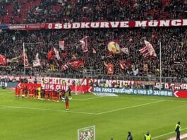 Am Ende jubeln die Bayern nach dem Sieg gegen den FC Augsburg.