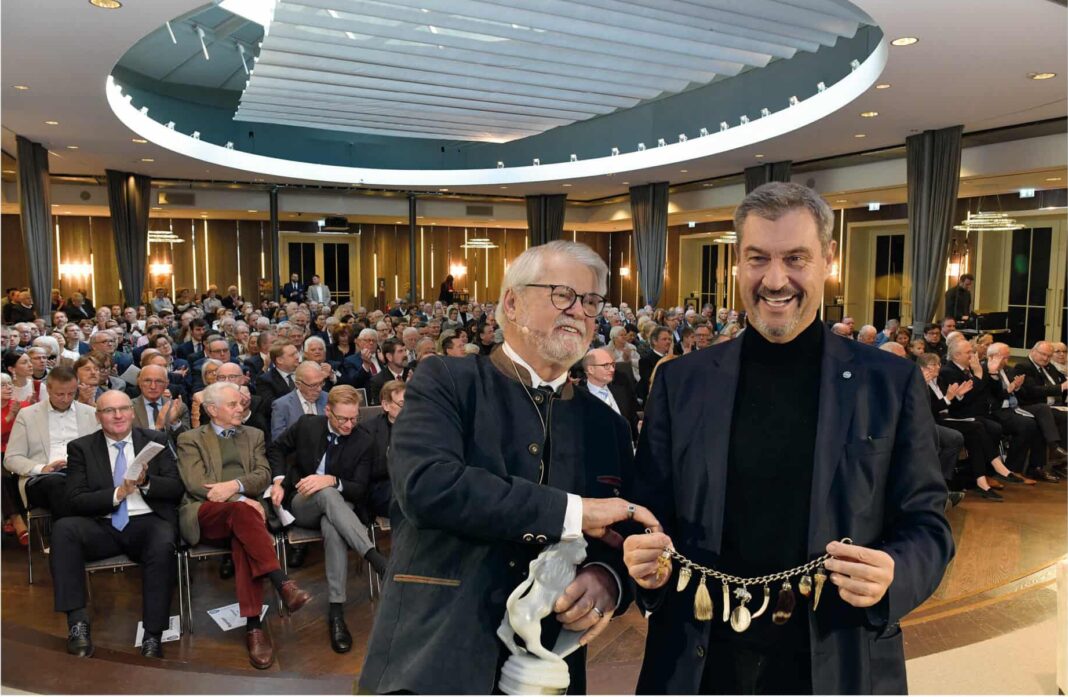 Ministerpräsident Markus Söder (re.) schenkte Gastgeber Rolf von Hohenhau einen Porzellan-Löwen und bekam seinerseits ein klassisches Charivari überreicht.