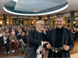 Ministerpräsident Markus Söder (re.) schenkte Gastgeber Rolf von Hohenhau einen Porzellan-Löwen und bekam seinerseits ein klassisches Charivari überreicht.