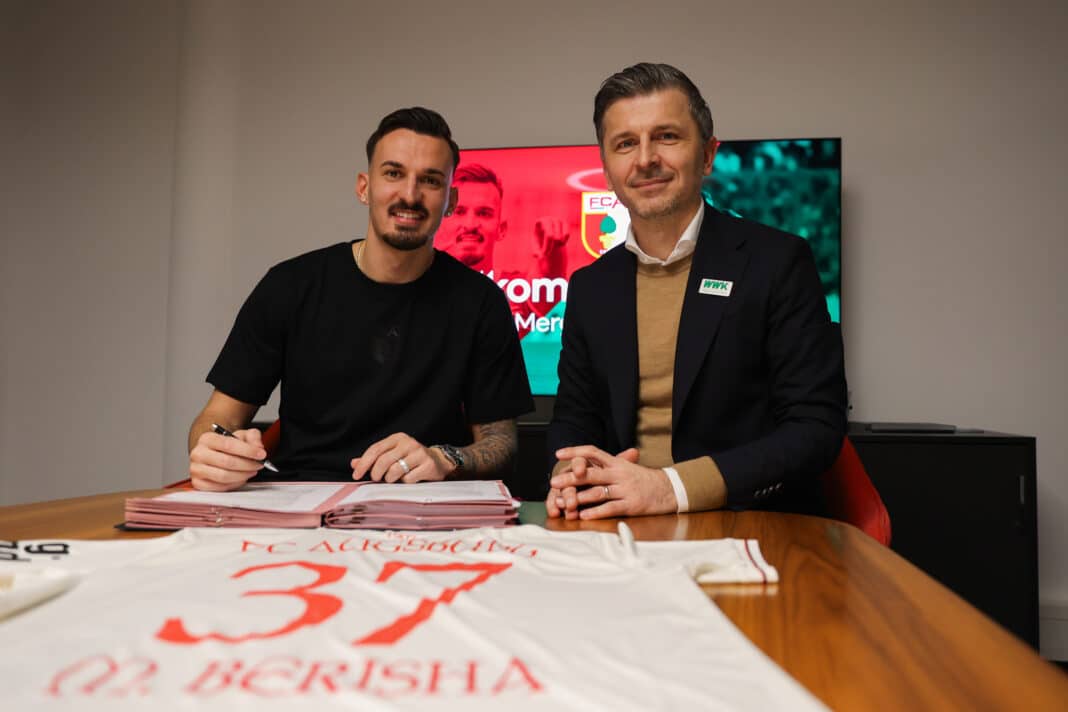 Mergim Berisha ist wieder beim FCA. Hier bei der Unterschrift mit Sportdirektor Marinko Jurendic (re.) Foto: FCA