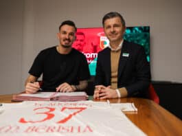 Mergim Berisha ist wieder beim FCA. Hier bei der Unterschrift mit Sportdirektor Marinko Jurendic (re.) Foto: FCA