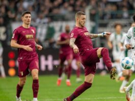 Jeffrey Gouweleeuw köpfte den FC Augsburg in Dortmund zur Führung. Foto: Kolbert-press